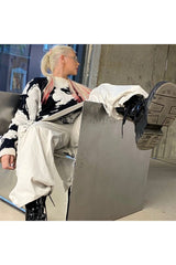 Herbstlicher Pullover mit abstrakter Gesichtsgrafik