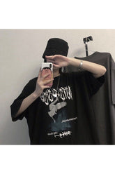 Dunkles T-Shirt im Alt-Stil