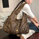 Sac hobo avec détails en laiton antique