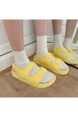 Pastellfarbene Sandalen im Strandstil