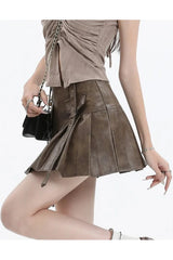 Schwarzer Plissee-Minirock mit Schnalle