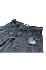 Schwarze Jeansshorts mit Ketten