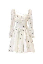 Weißes Kleid mit Puffärmeln