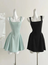 Klassisches ausgestelltes Kleid mit quadratischem Ausschnitt