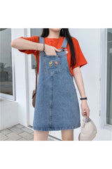 Kleid mit bestickten Taschenträgern