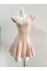 Robe à manches bouffantes et col carré