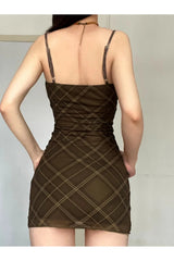 Robe moulante à carreaux froncés