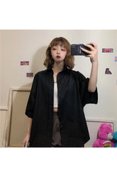 Schlichtes, schlichtes, ästhetisches Hemd