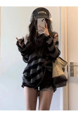 Herbstlicher gestreifter Gothic-Pullover