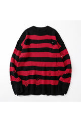 Herbstlicher gestreifter zerrissener Pullover