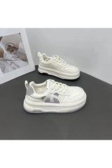 Weiße klobige Sneakers