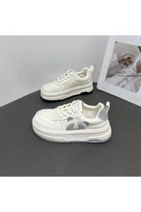 Weiße klobige Sneakers