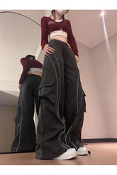 Schwarze Cargohose im Y2K-Stil