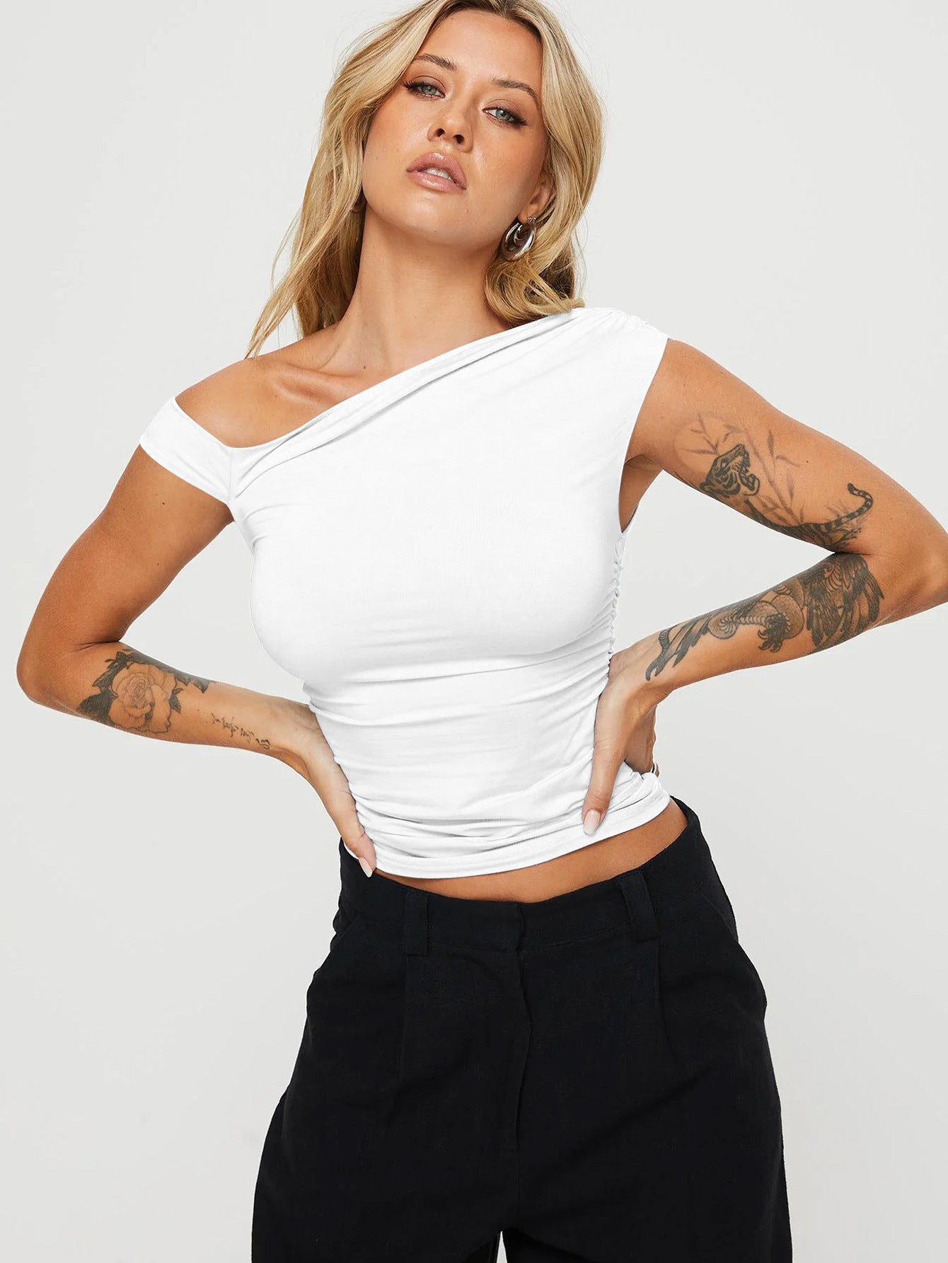 A Sleeveless Pleated Blouse With A slanted Collar
