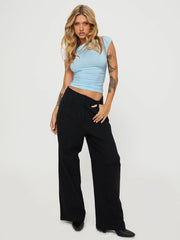 A Sleeveless Pleated Blouse With A slanted Collar