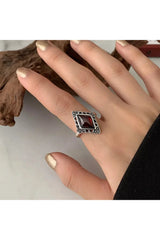 Bague cocktail élégante en grenat marquise