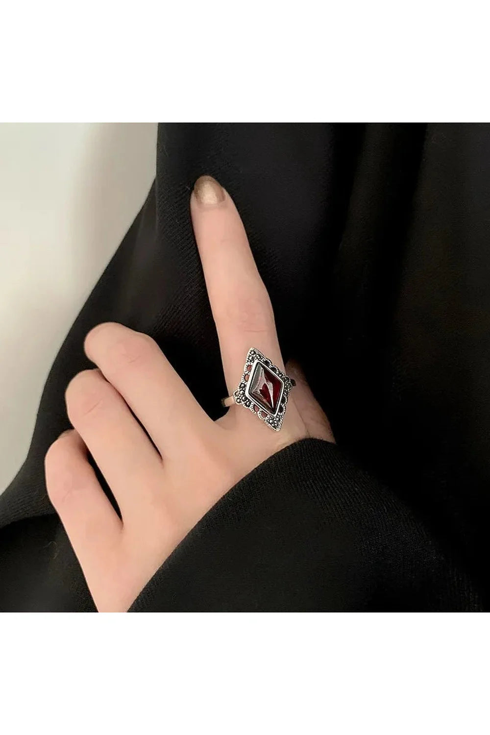 Bague cocktail élégante en grenat marquise