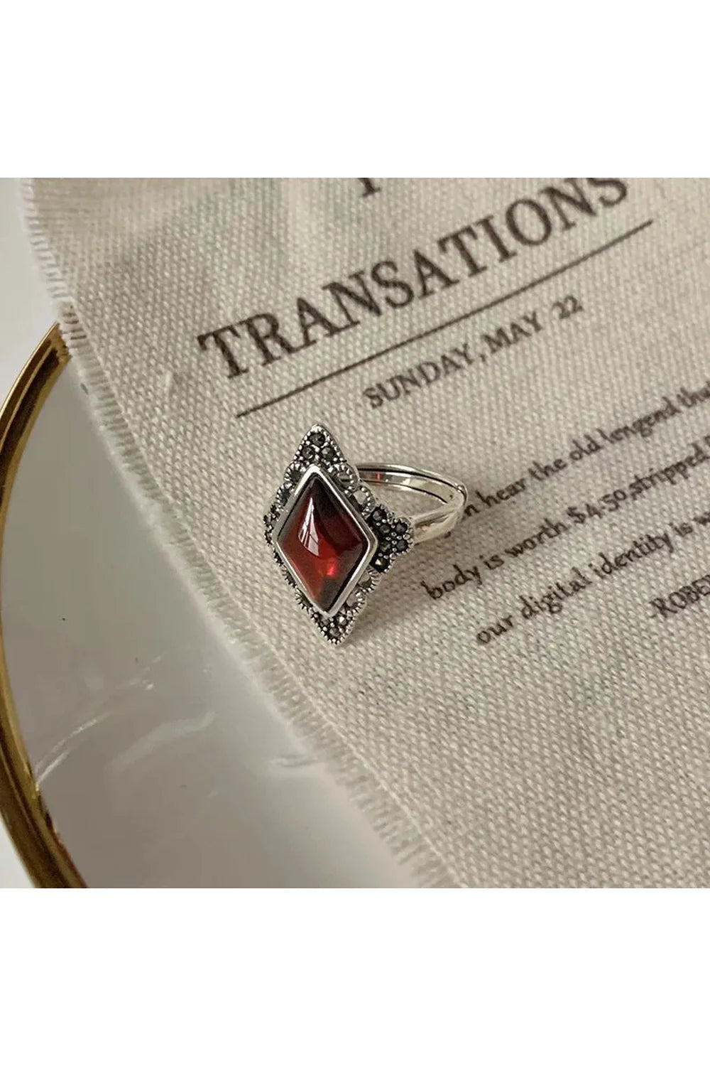 Bague cocktail élégante en grenat marquise