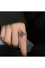 Bague cocktail élégante en grenat marquise