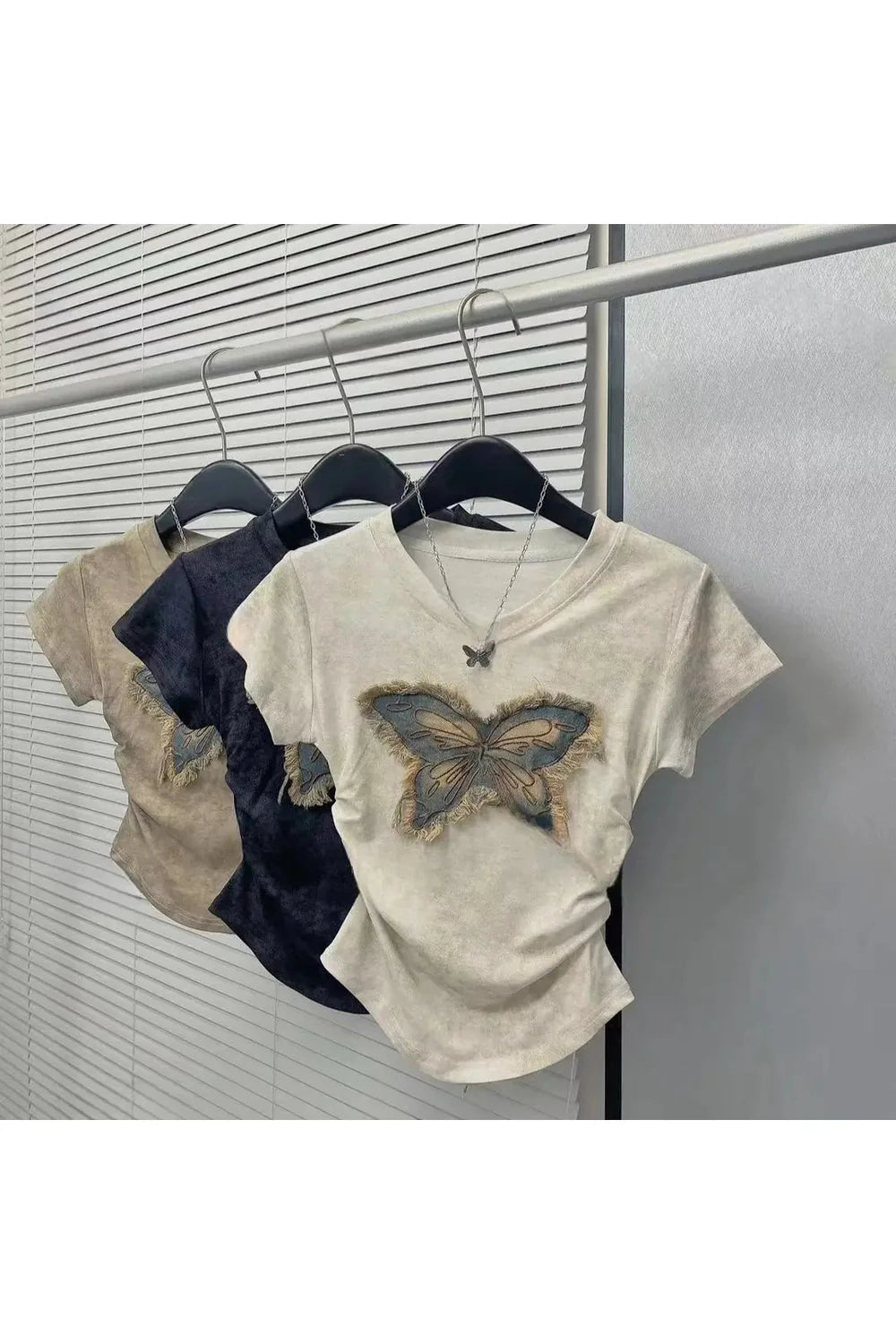 Haut à patch papillon effiloché