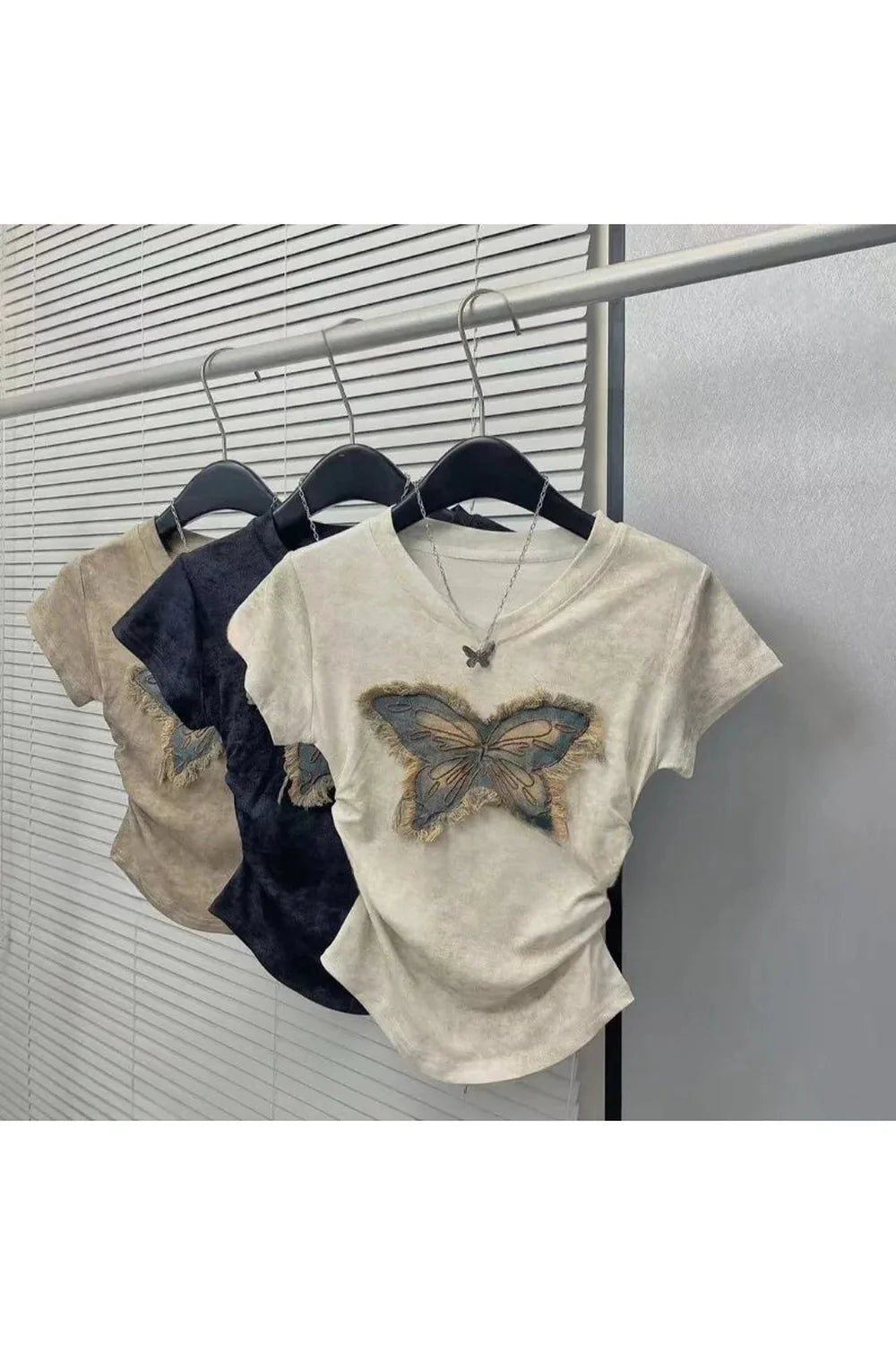 Haut à patch papillon effiloché