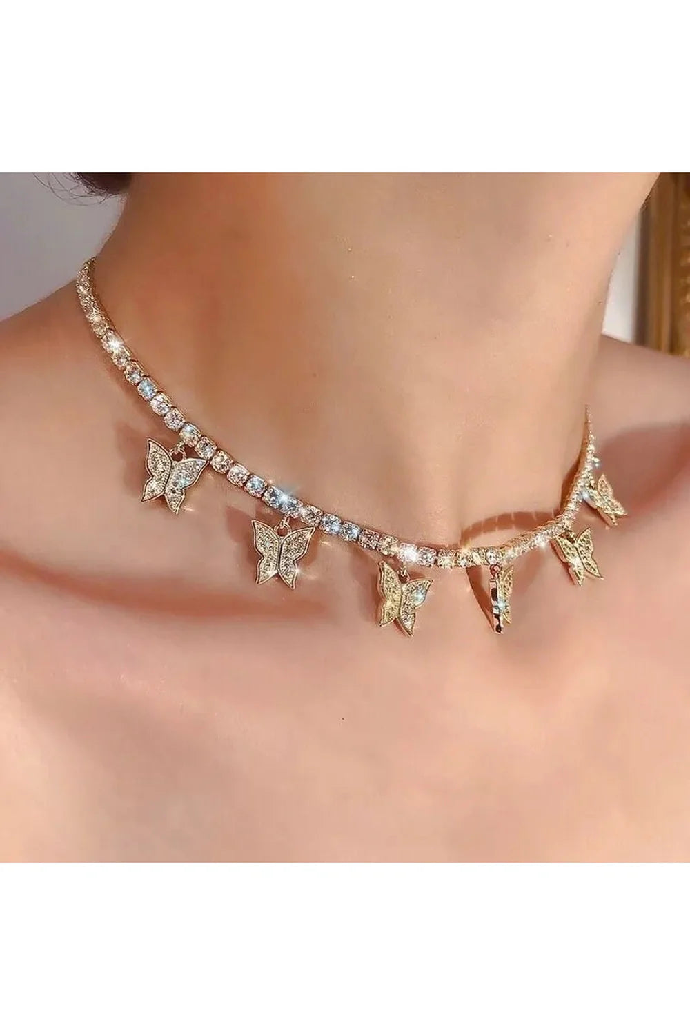 Goldenes Flatterhalsband