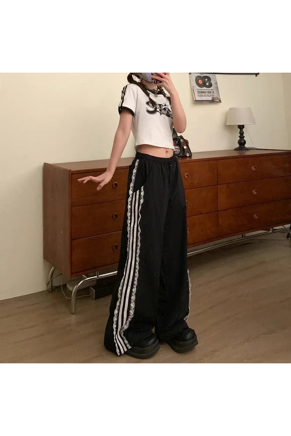 Gestreifte Hose mit weitem Bein und Spitzenbesatz
