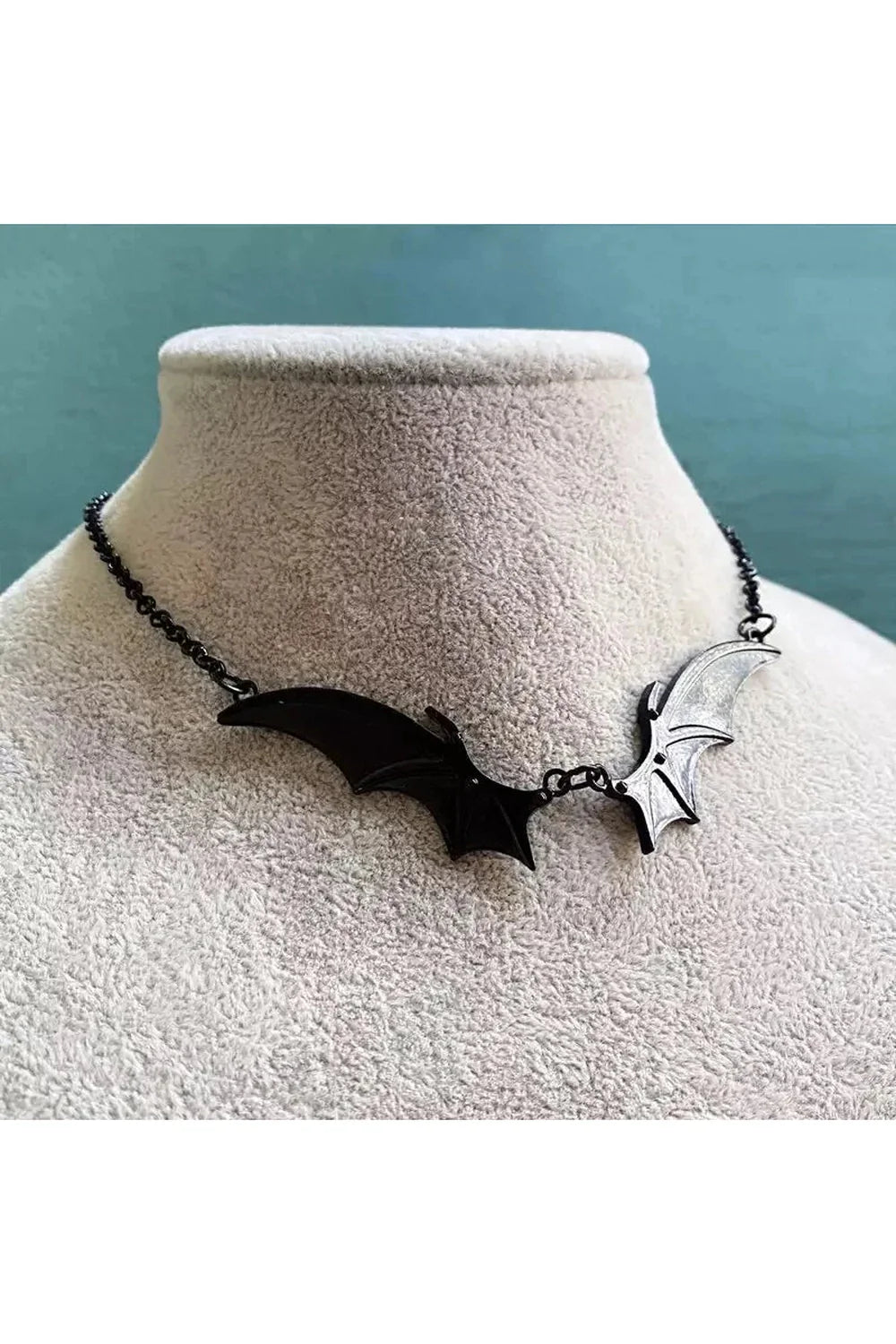 Collier aile de chauve-souris de minuit