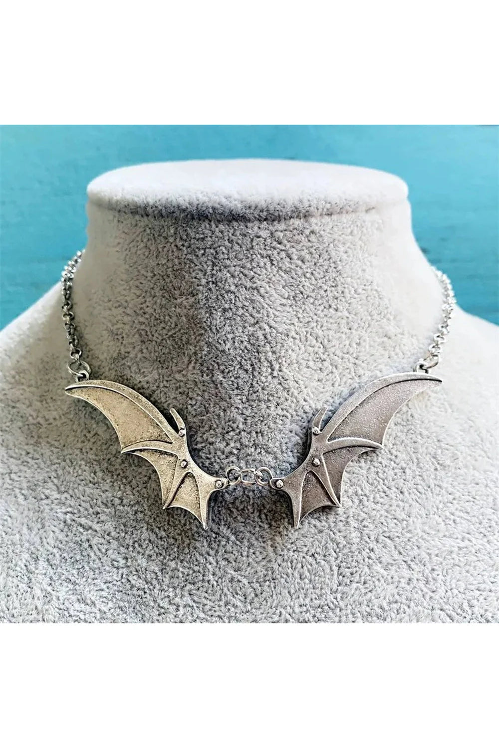 Collier aile de chauve-souris de minuit
