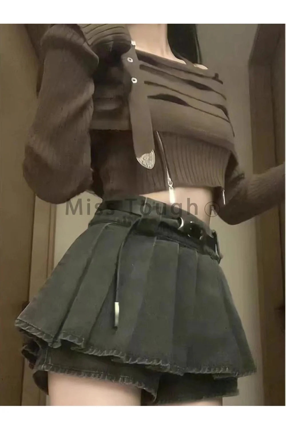 Outfit mit schulterfreiem Strickrock und Top