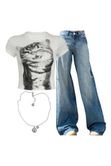 Tenue Y2K : Crop top à motif chat pixelisé + jean large délavé clair + colliers punk à breloques Vortex