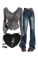 Y2k-Outfit: Gerippte Strickjacke mit Rüschen und Knöpfen + Schlagjeans in Vintage-Waschung + Punk-Tasche mit Herzklinge und Reißverschlusskette +