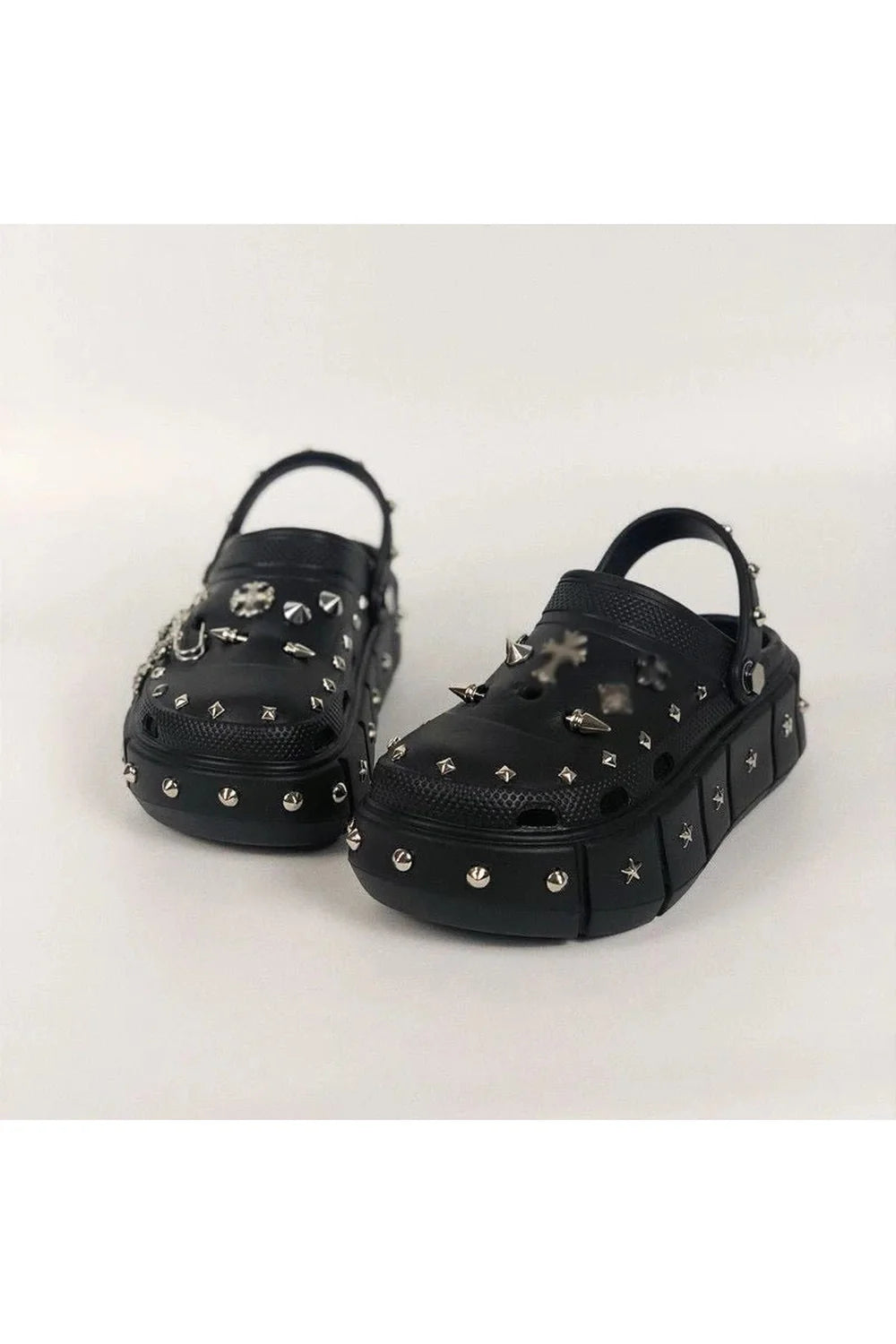 Chaussons à plateforme et rivets punk