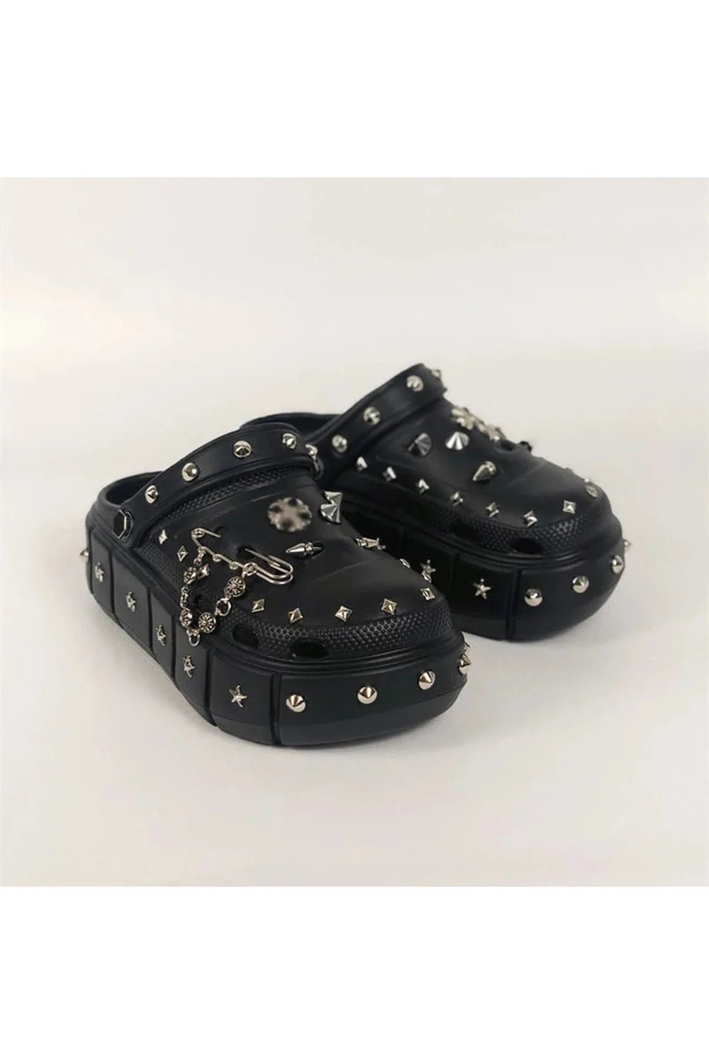 Chaussons à plateforme et rivets punk