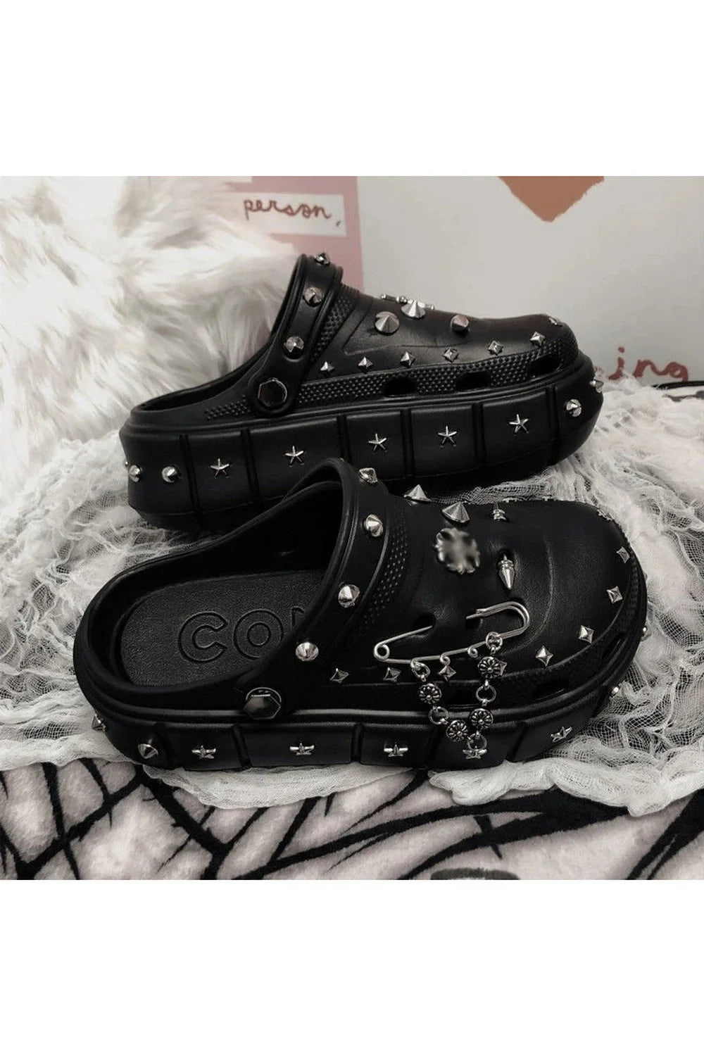 Chaussons à plateforme et rivets punk