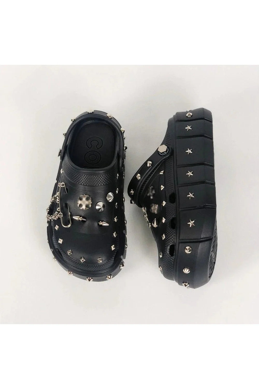 Chaussons à plateforme et rivets punk