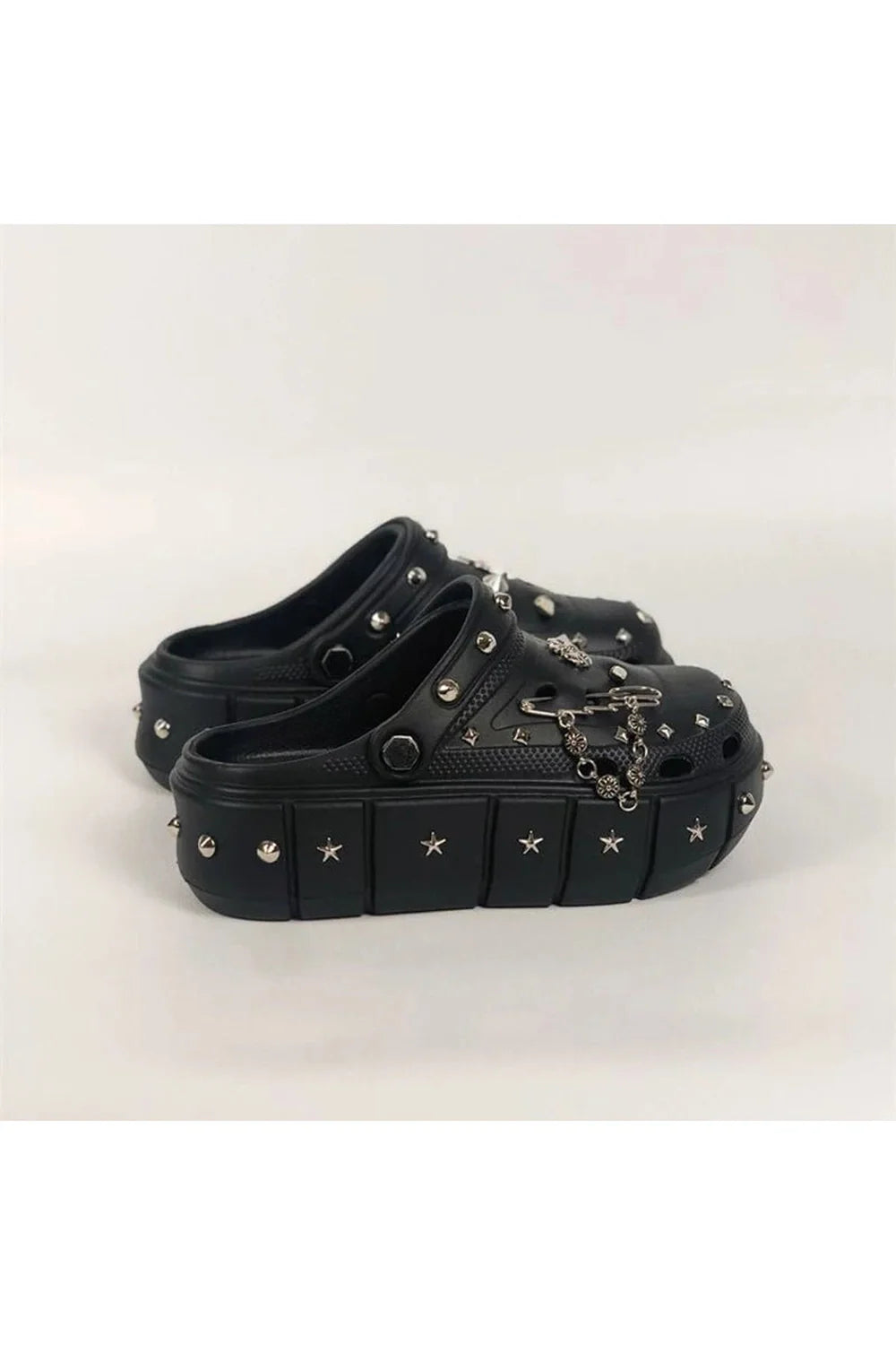 Chaussons à plateforme et rivets punk