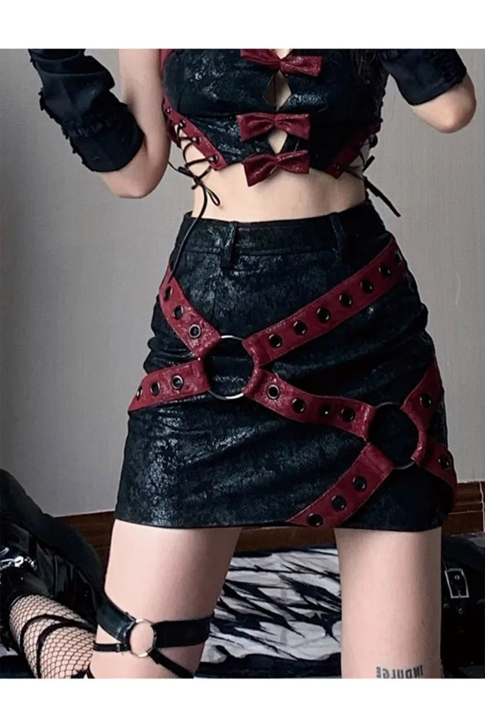 Mini-jupe en cuir PU rouge et noir