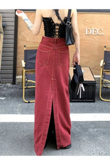 Roter eleganter bodenlanger Denim-Rock