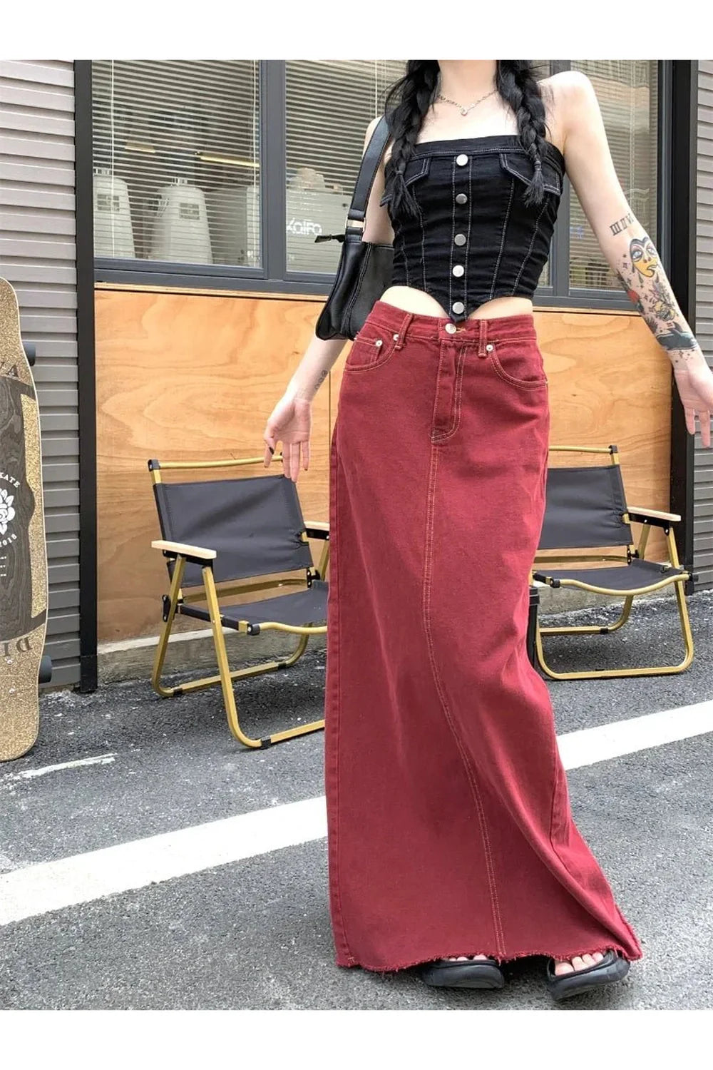Roter eleganter bodenlanger Denim-Rock