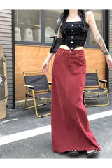 Roter eleganter bodenlanger Denim-Rock