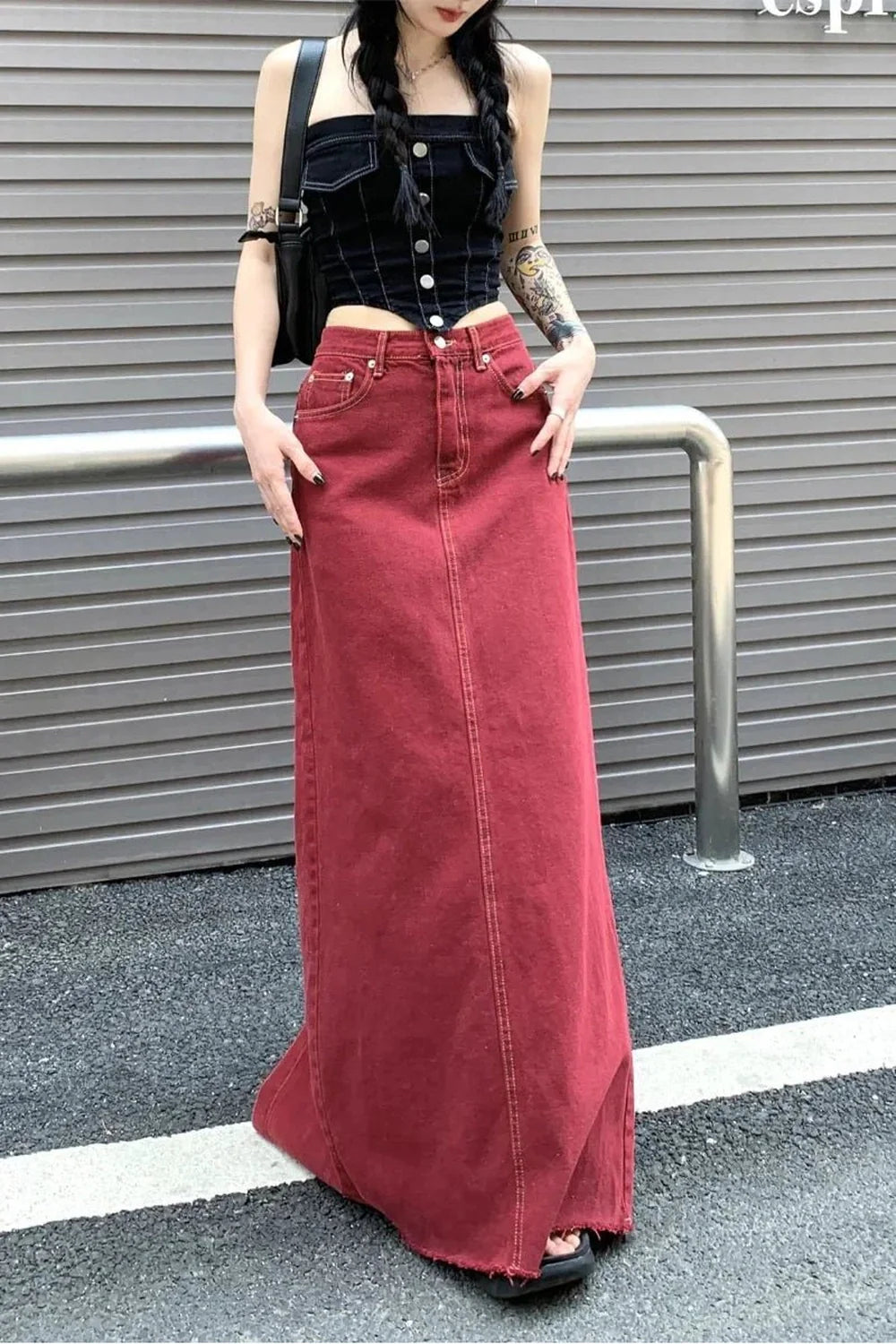 Roter eleganter bodenlanger Denim-Rock