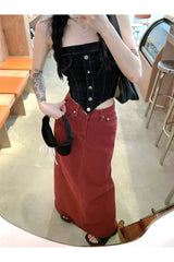 Roter eleganter bodenlanger Denim-Rock