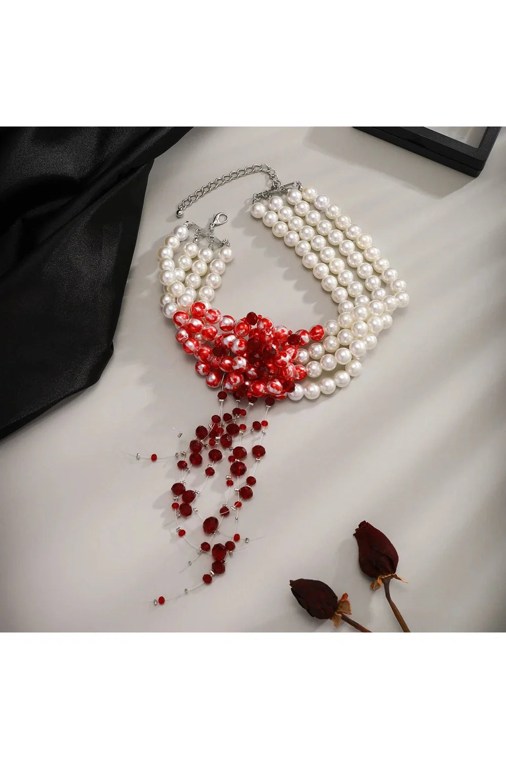 Collier ras du cou en perles écarlates