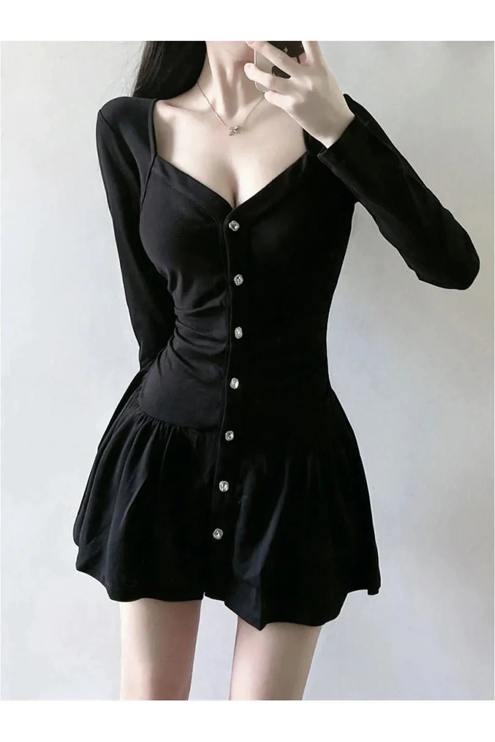 Robe noire à col carré