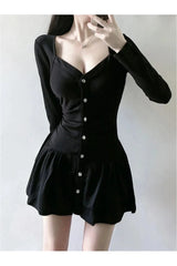 Robe noire à col carré