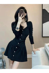 Robe noire à col carré
