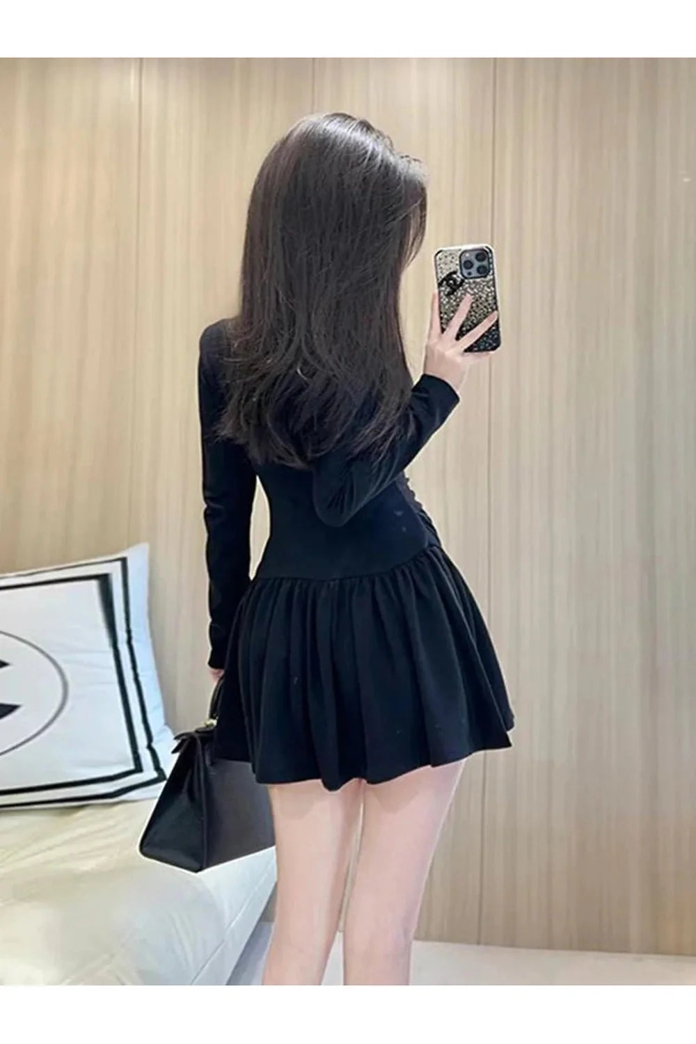 Robe noire à col carré