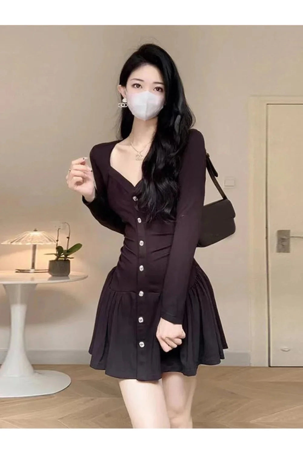 Robe noire à col carré