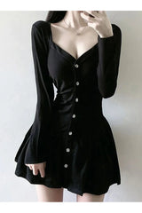 Robe noire à col carré